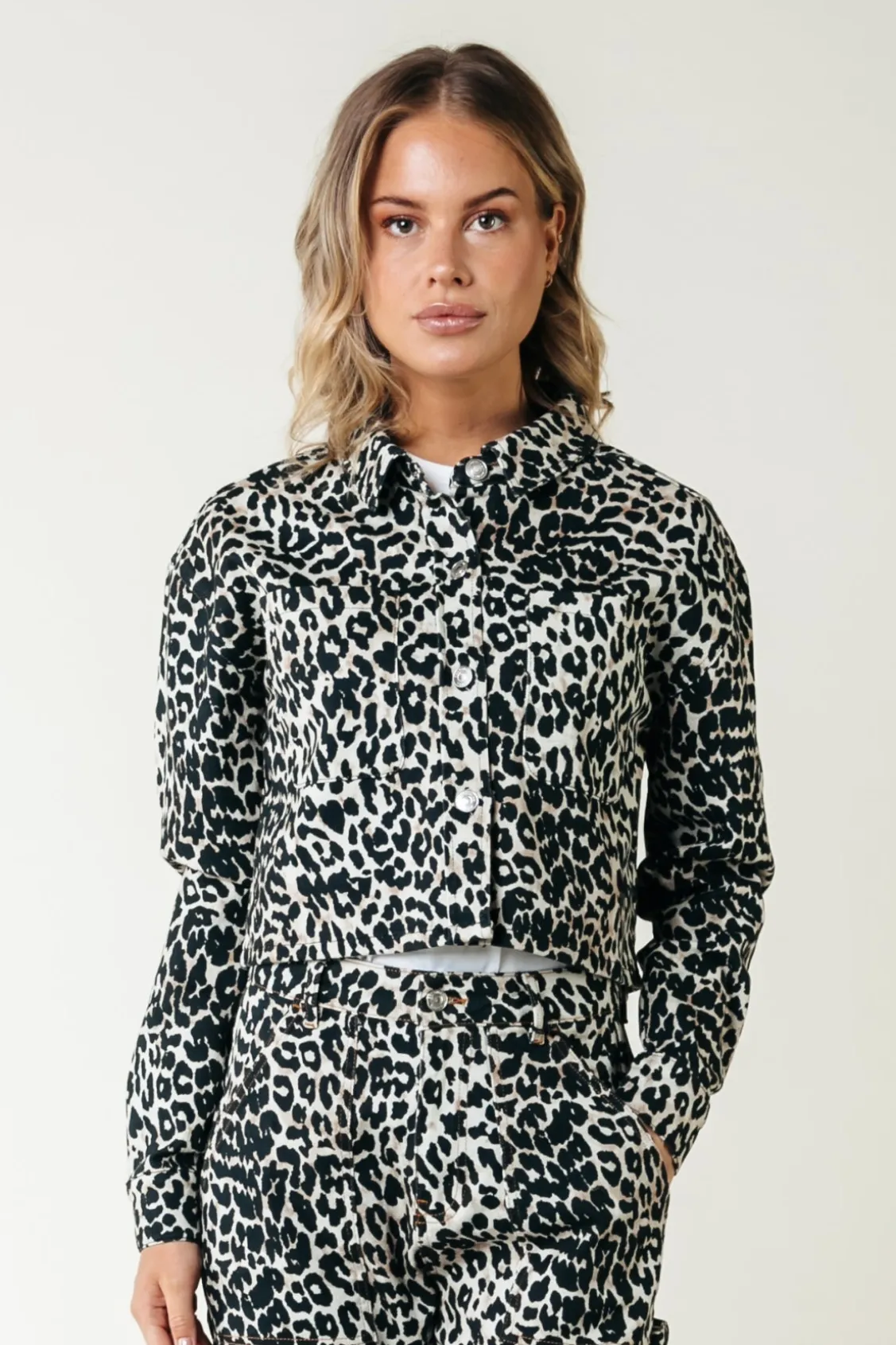 Olle Leopard Cropped Denim Blouse | Beige