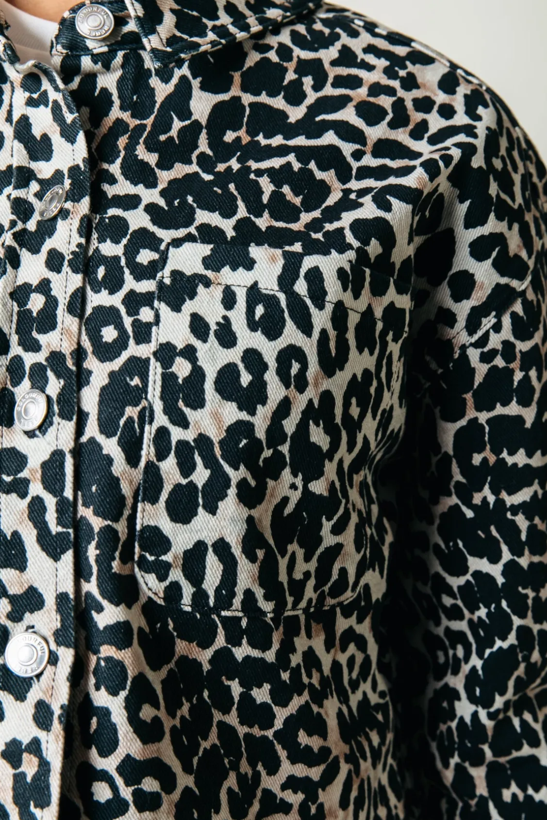 Olle Leopard Cropped Denim Blouse | Beige